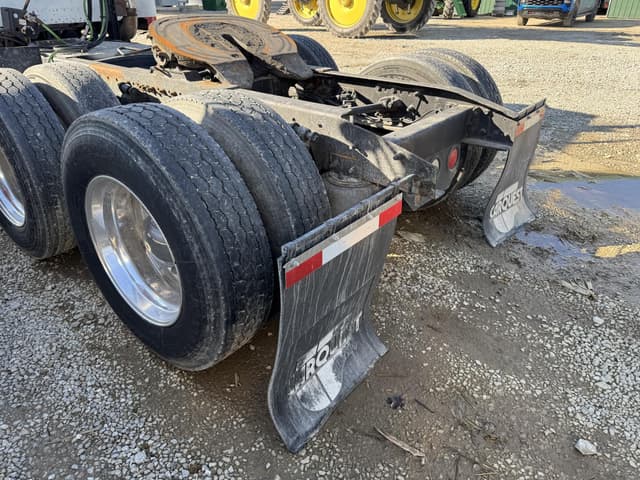 Image of Freightliner FLD112 equipment image 3