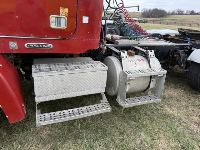 Image of Freightliner FLD112 equipment image 4