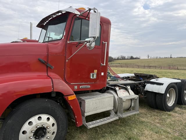 Image of Freightliner FLD112 equipment image 2