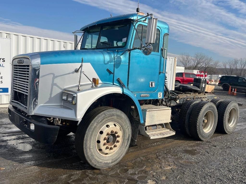 2000 Freightliner FLD112SD Equipment Image0