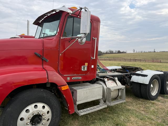 Image of Freightliner FLD112 equipment image 2