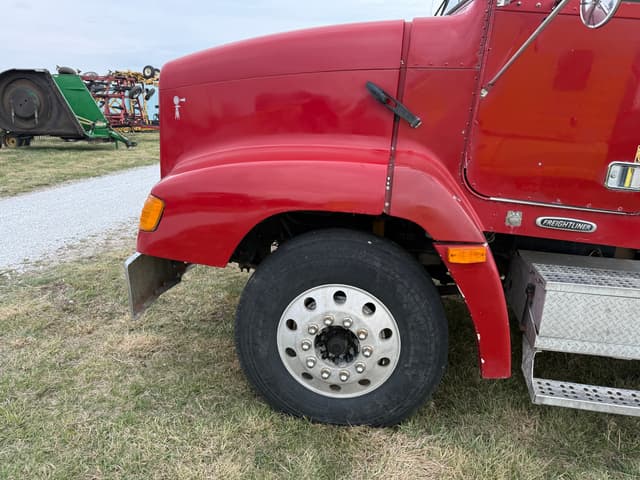 Image of Freightliner FLD112 equipment image 3