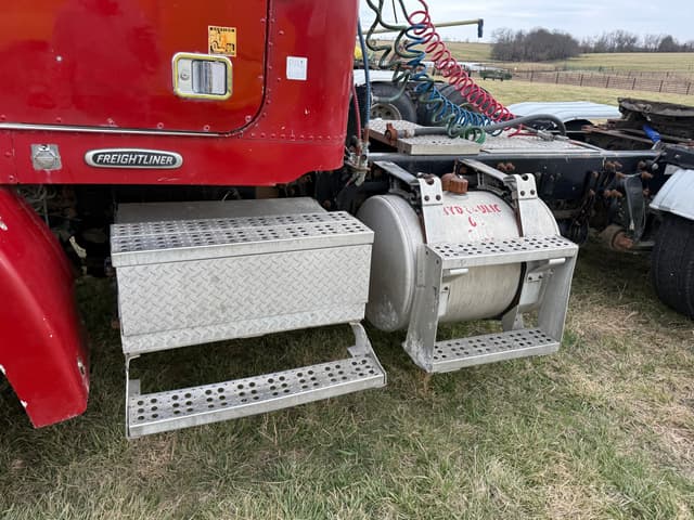 Image of Freightliner FLD112 equipment image 4