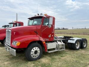 2000 Freightliner FLD112 Image