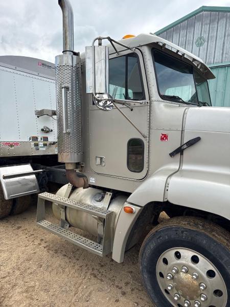 Image of Freightliner FLD112 equipment image 4