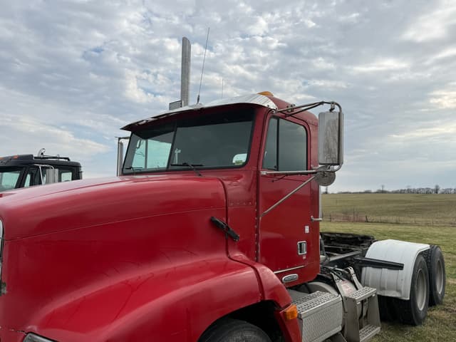 Image of Freightliner FLD112 equipment image 2