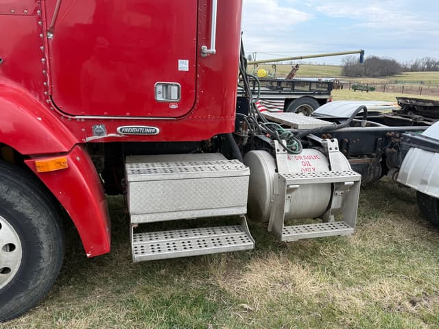 Image of Freightliner FLD112 equipment image 4