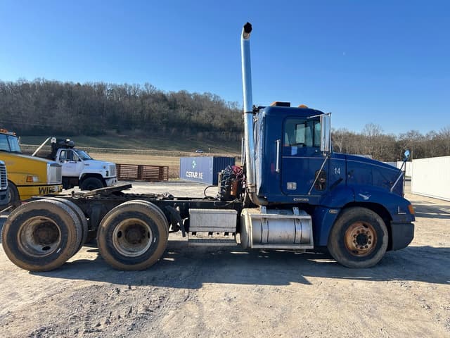 Image of Freightliner FLD112 equipment image 2