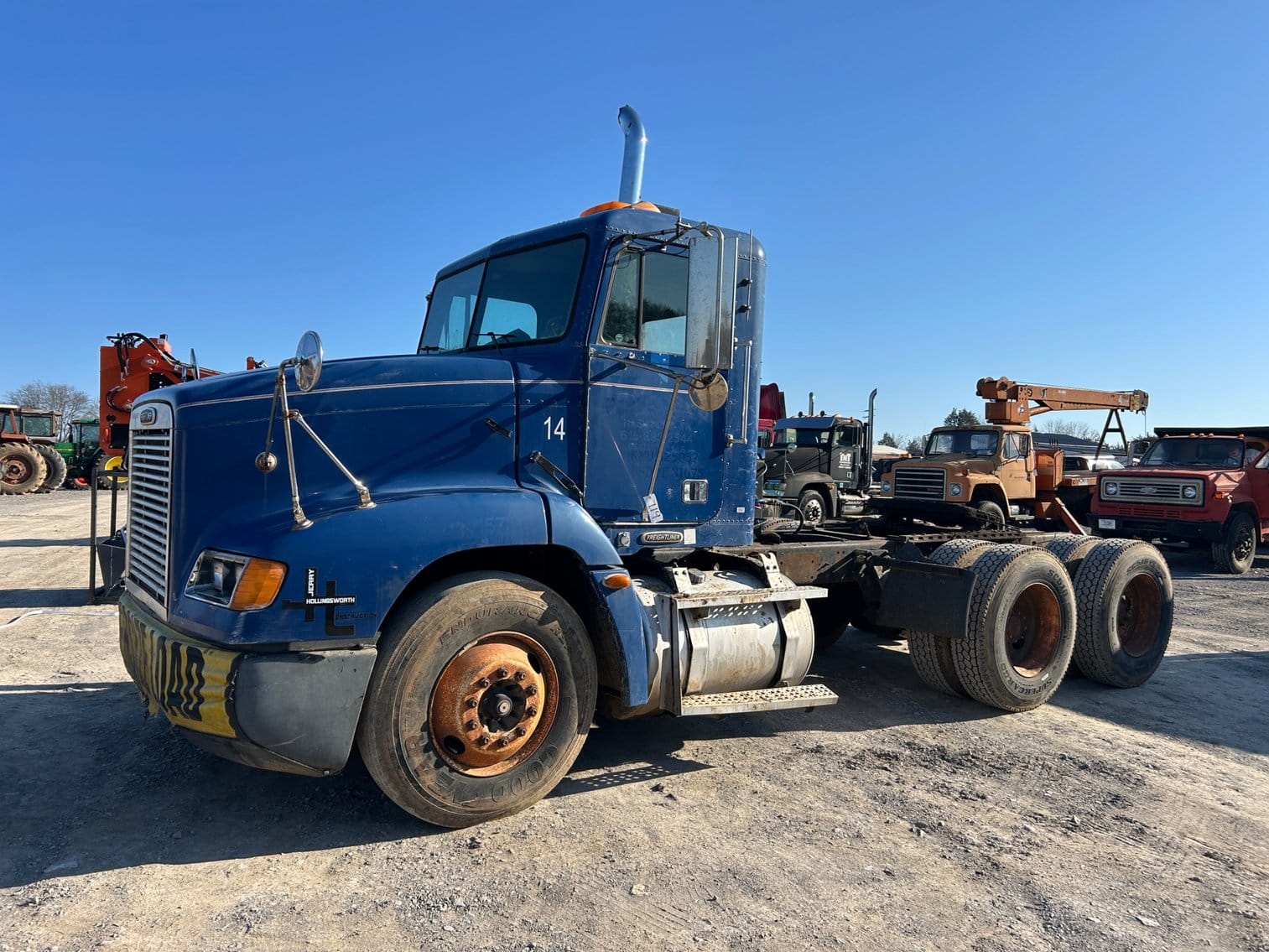 2000 Freightliner FLD112 Equipment Image0