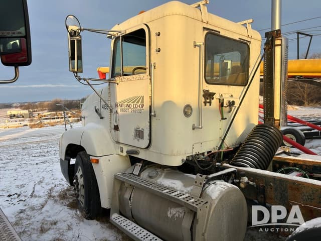 Image of Freightliner FLD112 equipment image 2