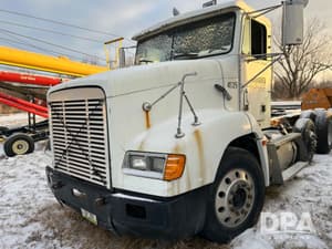 2000 Freightliner FLD112 Image