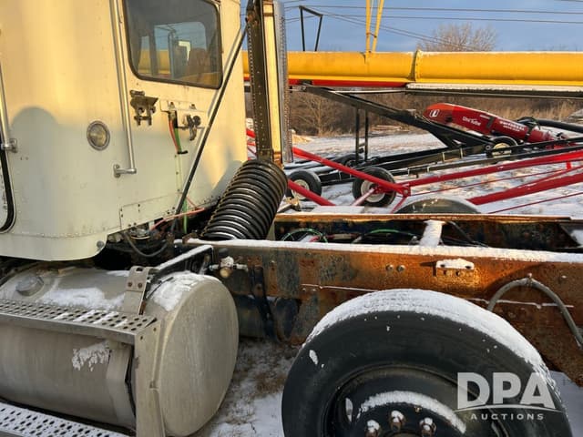 Image of Freightliner FLD112 equipment image 4