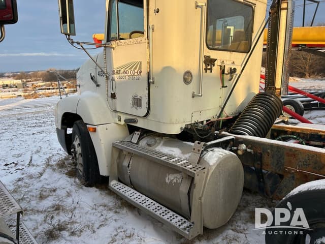 Image of Freightliner FLD112 equipment image 3