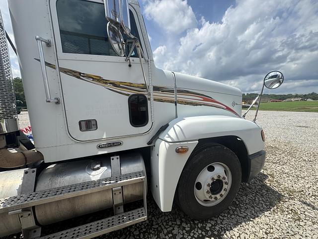 Image of Freightliner FLD120 equipment image 4