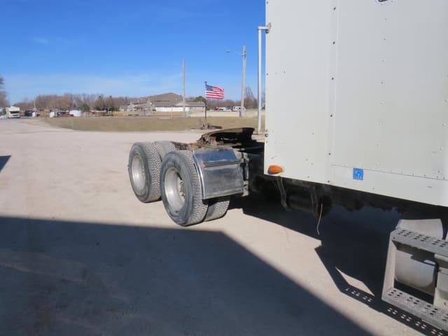 Image of Freightliner FLD120 equipment image 4