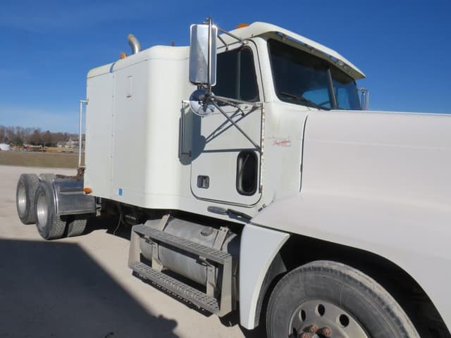 Image of Freightliner FLD120 equipment image 3