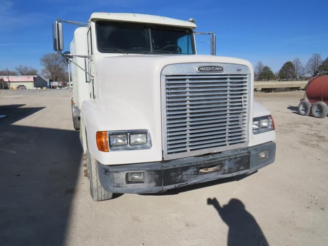 Image of Freightliner FLD120 equipment image 2