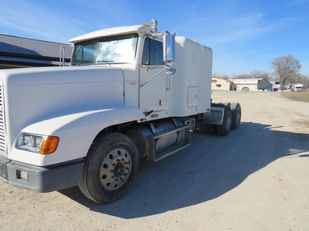 2000 Freightliner FLD120 Equipment Image0