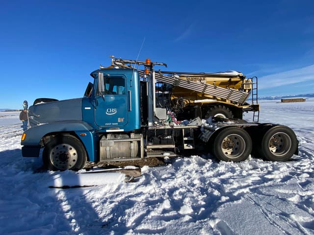 Image of Freightliner FLD120 equipment image 3