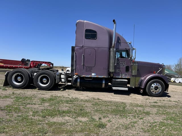 Image of Freightliner FLD120 equipment image 3