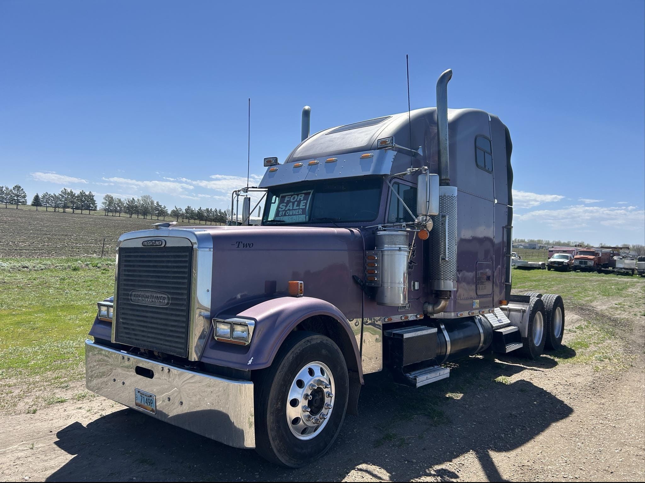 2000 Freightliner FLD120 Equipment Image0