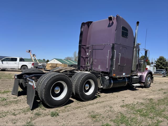 Image of Freightliner FLD120 equipment image 4