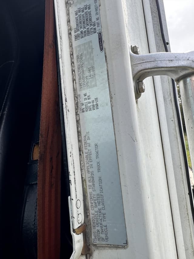 Image of Freightliner FLD120 equipment image 3