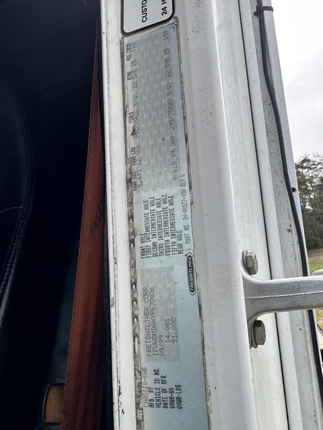 Image of Freightliner FLD120 equipment image 4