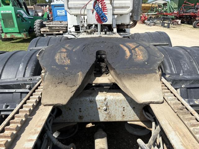 Image of Freightliner FLD120 Classic equipment image 4