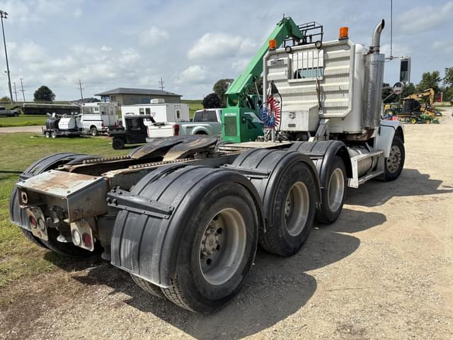 Image of Freightliner FLD120 Classic equipment image 3