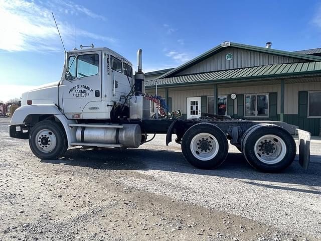 Image of Freightliner FLD120 equipment image 3