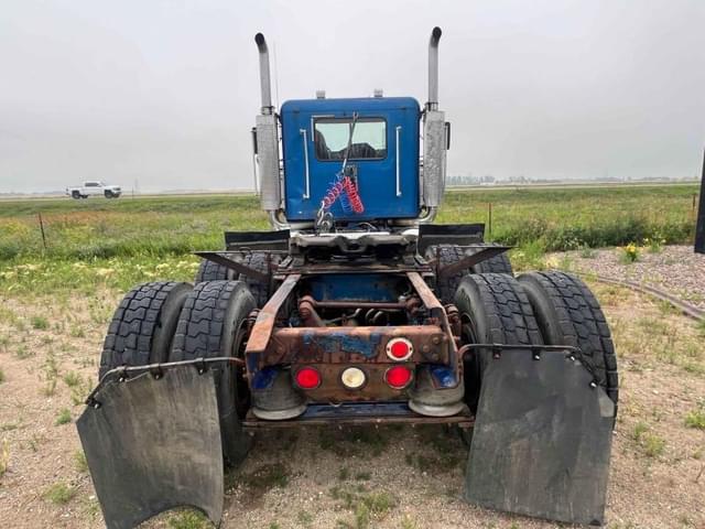 Image of Freightliner FLD120 equipment image 4