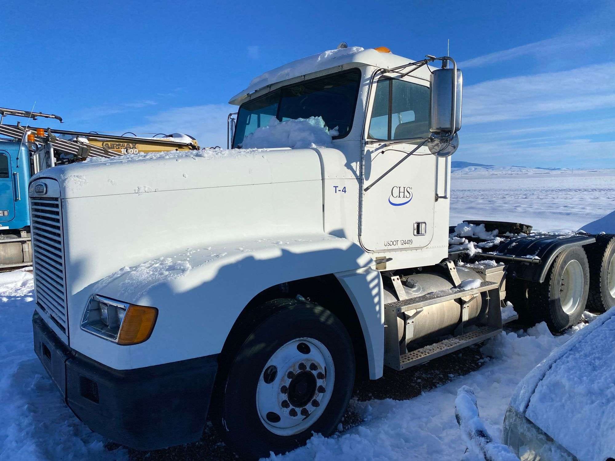 2000 Freightliner FLD120 Equipment Image0