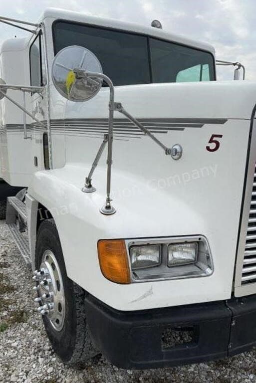 Image of Freightliner FLD120 equipment image 2