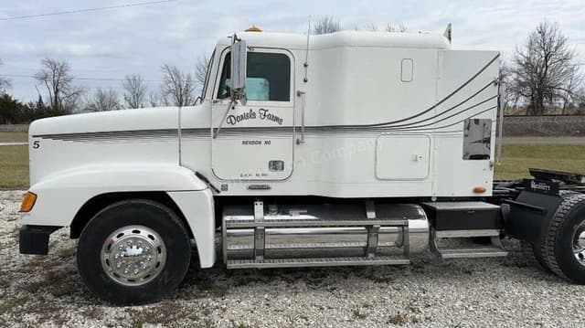 Image of Freightliner FLD120 equipment image 4