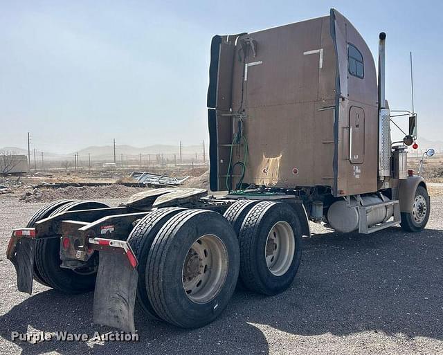 Image of Freightliner FLD120 equipment image 4