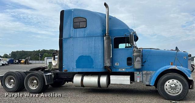 Image of Freightliner FLD120 equipment image 3