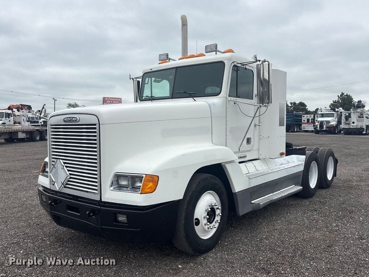 2000 Freightliner FLD120 Equipment Image0