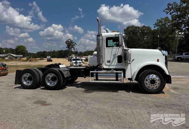 Image of Freightliner FLD120SD equipment image 3