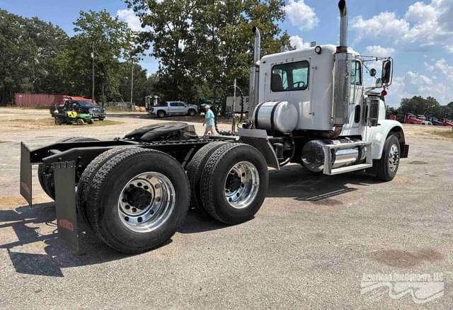 Image of Freightliner FLD120SD equipment image 4