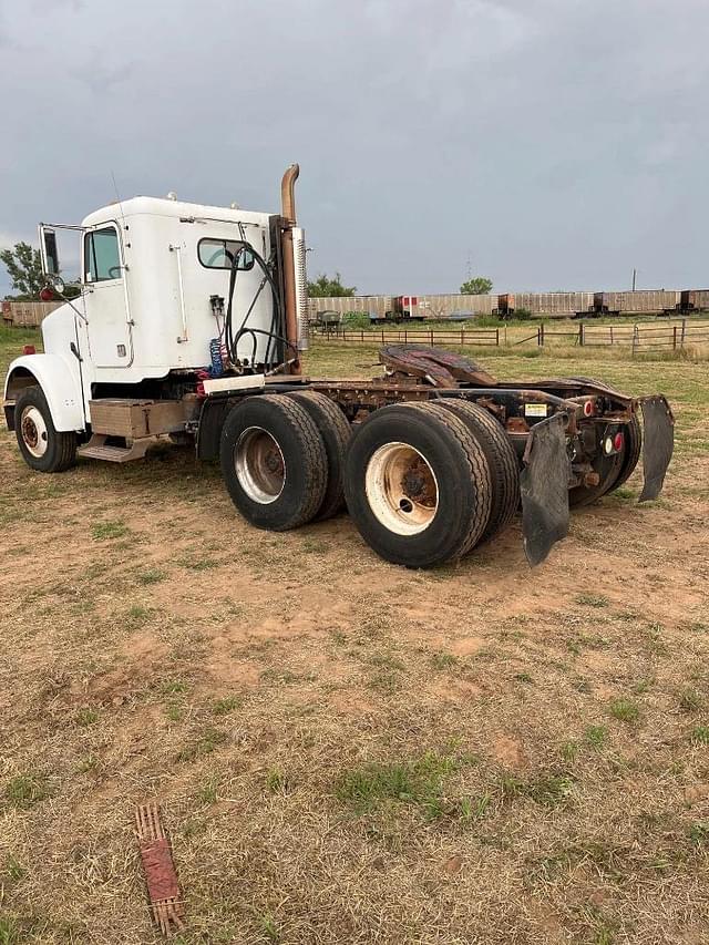 Image of Freightliner FLD120SD equipment image 1