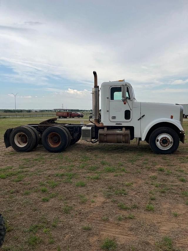 Image of Freightliner FLD120SD equipment image 2