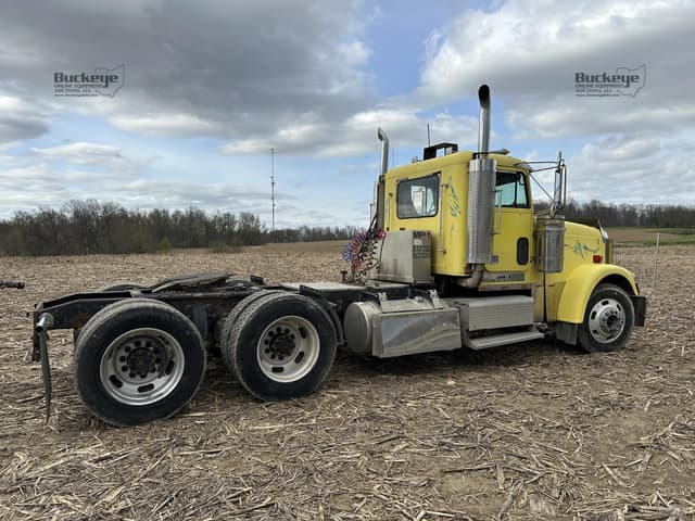 Image of Freightliner FLD132 Classic XL equipment image 4
