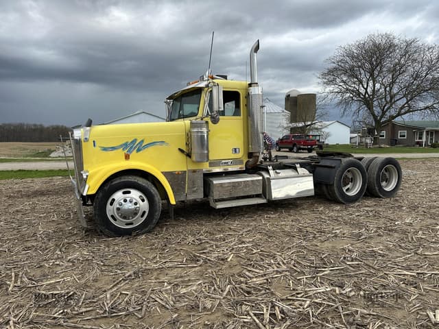 Image of Freightliner FLD132 Classic XL equipment image 3