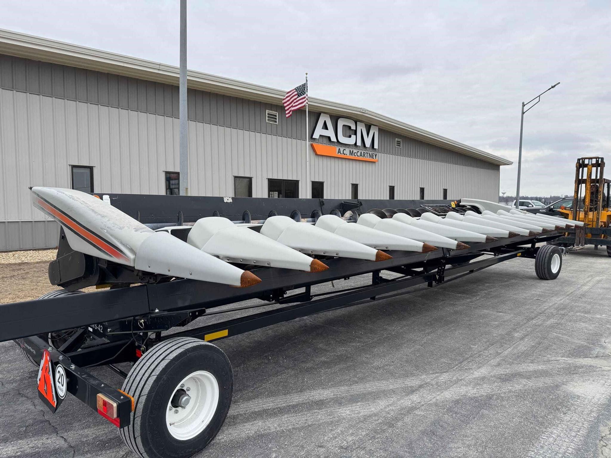 2000 Gleaner 1230 Equipment Image0