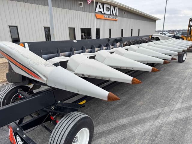 Image of Gleaner 1230 equipment image 1