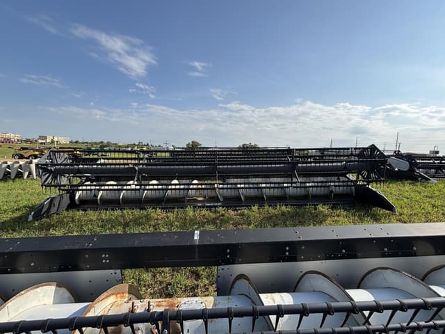 Image of Gleaner 800 equipment image 1