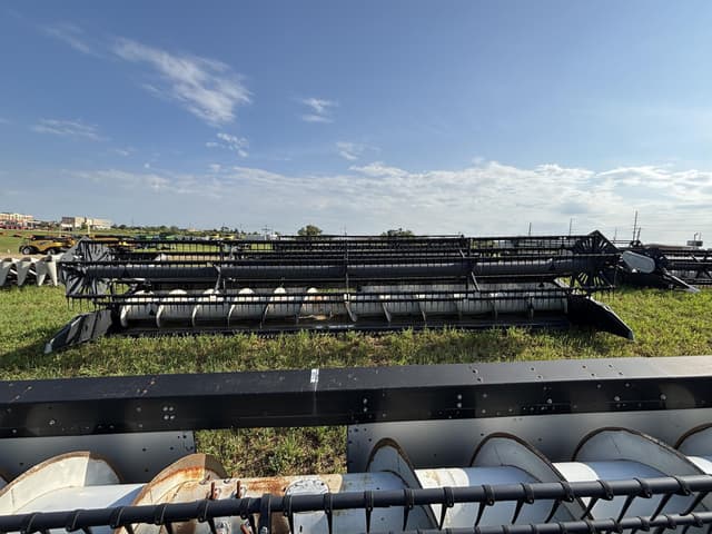 Image of Gleaner 800 equipment image 1