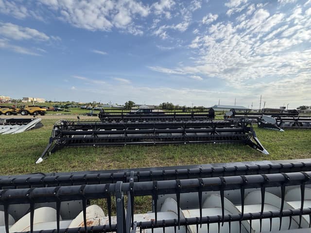 Image of Gleaner 800 equipment image 1