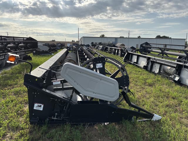 Image of Gleaner 800 equipment image 3
